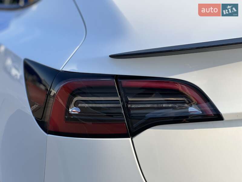 Седан Tesla Model 3 2022 в Ровно