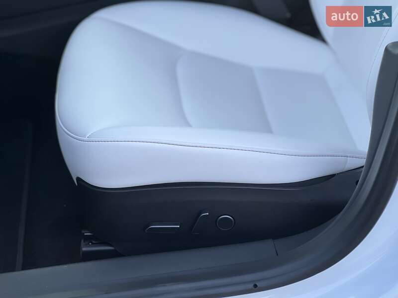 Седан Tesla Model 3 2022 в Ровно
