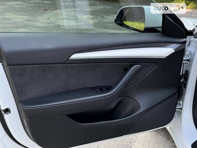 Седан Tesla Model 3 2022 в Львове