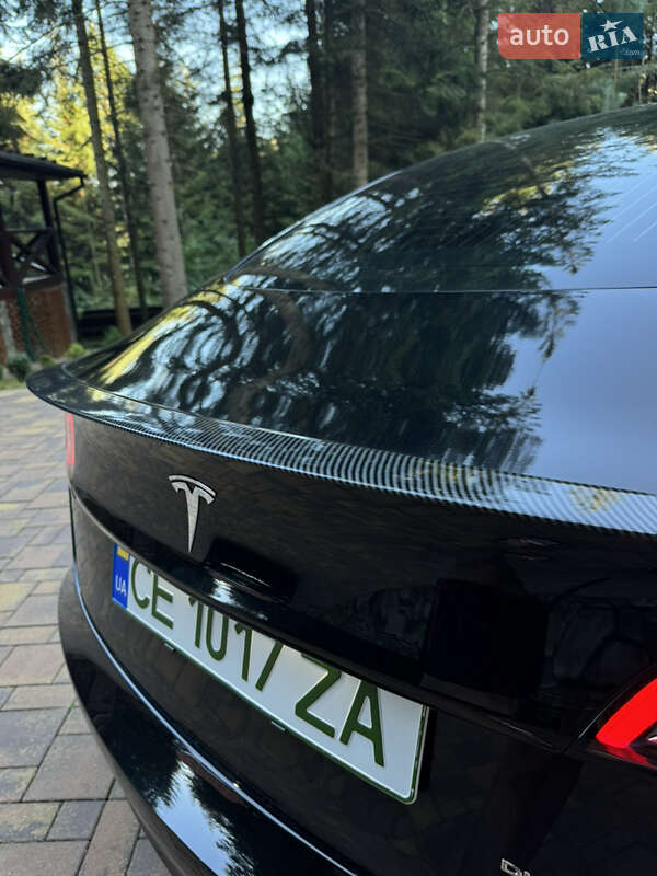 Седан Tesla Model 3 2019 в Глибокій