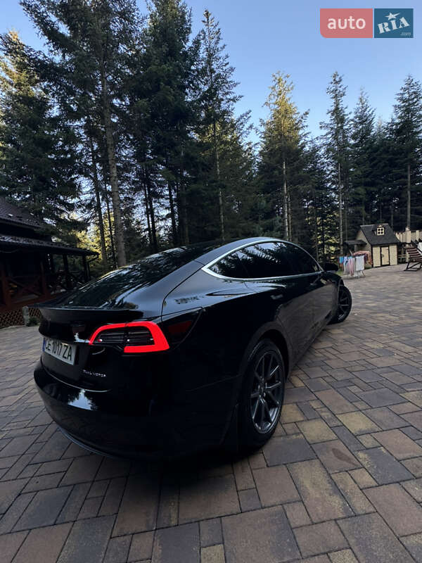 Седан Tesla Model 3 2019 в Глибокій