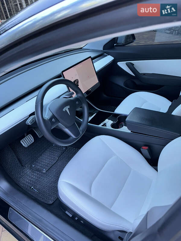 Седан Tesla Model 3 2019 в Глибокій