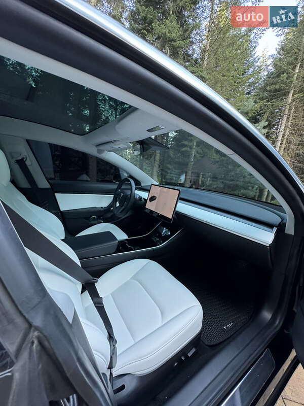 Седан Tesla Model 3 2019 в Глибокій