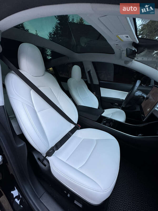 Седан Tesla Model 3 2019 в Глибокій