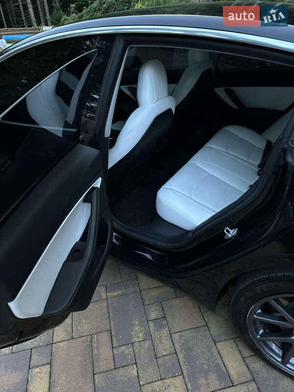 Седан Tesla Model 3 2019 в Глибокій