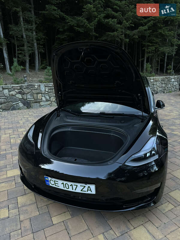 Седан Tesla Model 3 2019 в Глибокій
