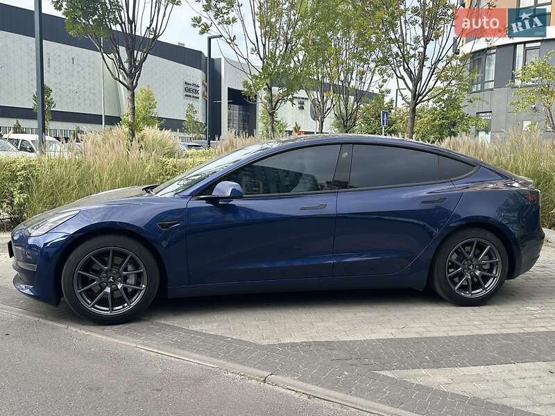 Седан Tesla Model 3 2022 в Киеве
