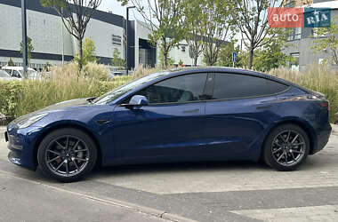 Седан Tesla Model 3 2022 в 