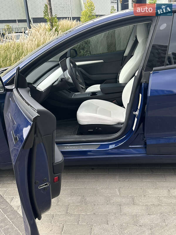Седан Tesla Model 3 2022 в Киеве