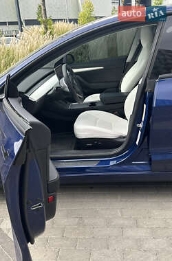 Седан Tesla Model 3 2022 в 