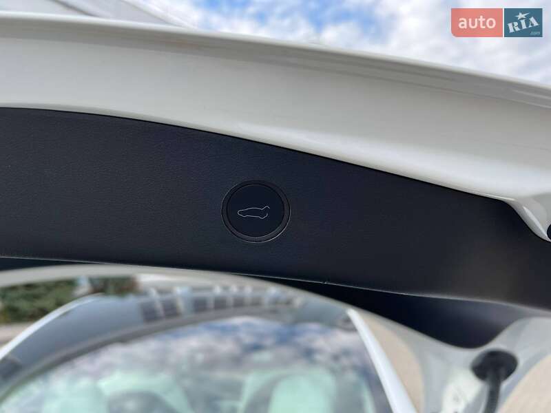 Седан Tesla Model 3 2023 в Житомирі