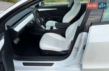 Седан Tesla Model 3 2023 в 
