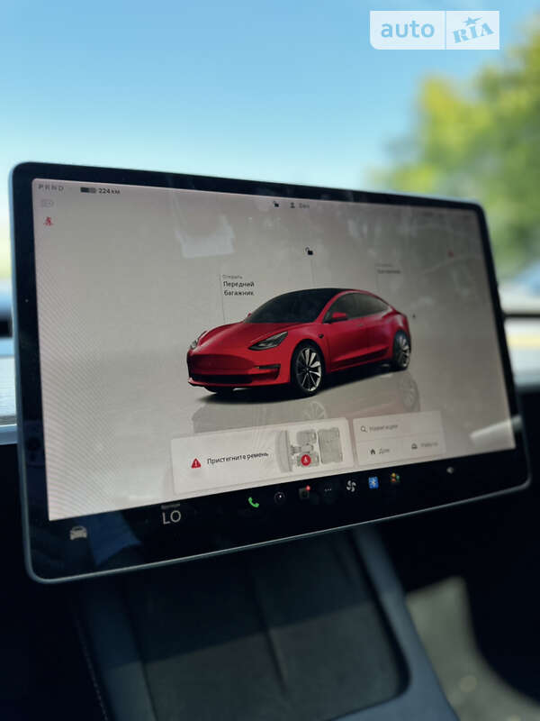 Седан Tesla Model 3 2022 в Черновцах