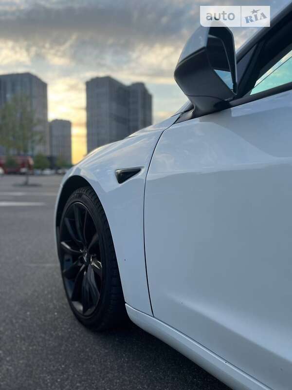 Внедорожник / Кроссовер Tesla Model 3 2020 в Киеве