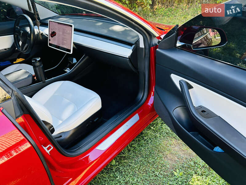 Седан Tesla Model 3 2018 в Черкасах