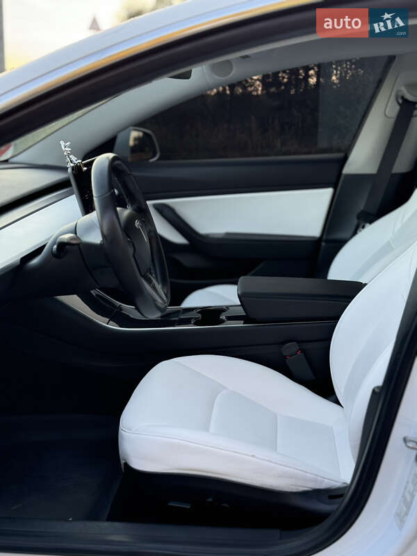 Седан Tesla Model 3 2019 в Володимирі