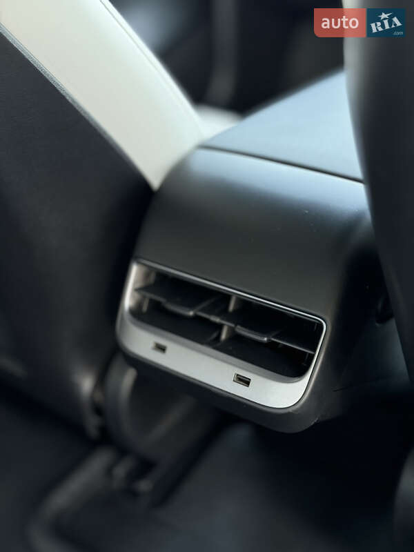 Седан Tesla Model 3 2019 в Володимирі