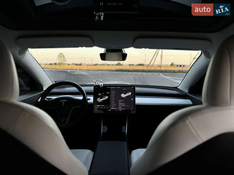 Седан Tesla Model 3 2019 в Володимирі