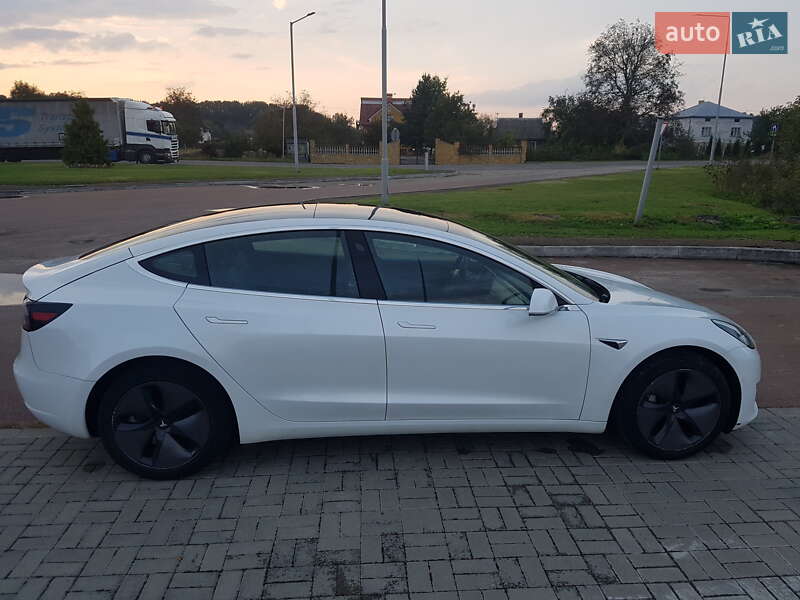 Седан Tesla Model 3 2020 в Самборе