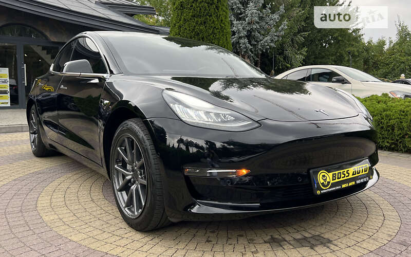 Седан Tesla Model 3 2019 в Львові