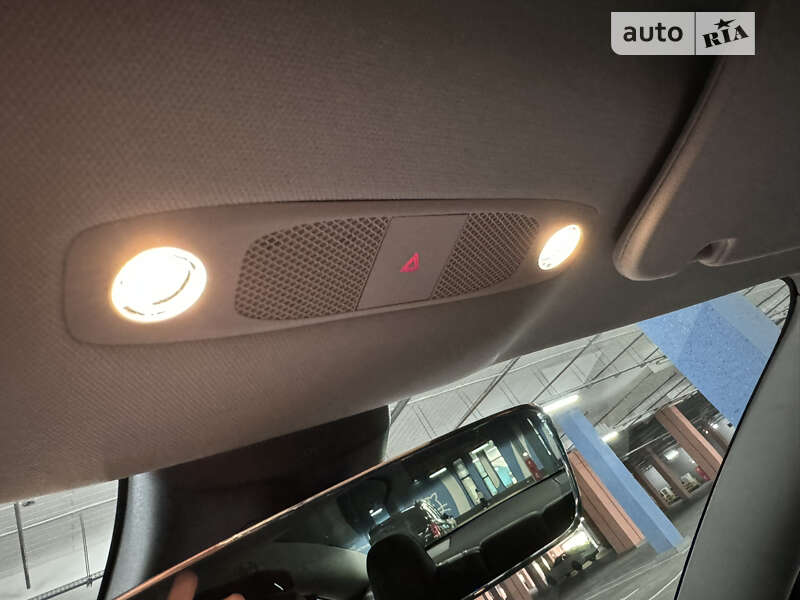 Седан Tesla Model 3 2023 в Києві