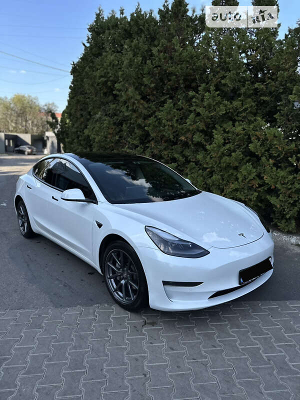 Седан Tesla Model 3 2021 в Львове
