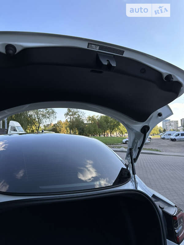 Седан Tesla Model 3 2021 в Львове