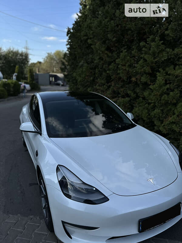 Седан Tesla Model 3 2021 в Львове