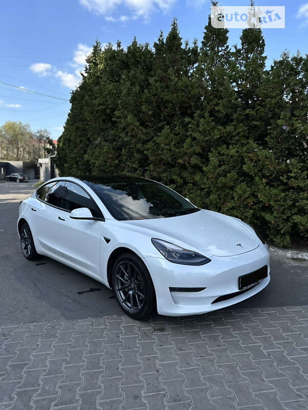 Седан Tesla Model 3 2021 в Львове