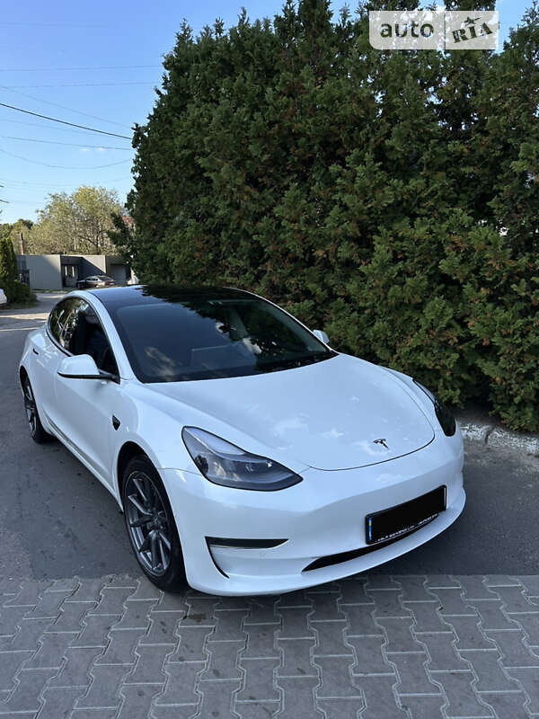 Седан Tesla Model 3 2021 в Львове