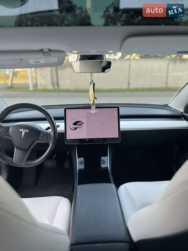 Седан Tesla Model 3 2018 в Стрию