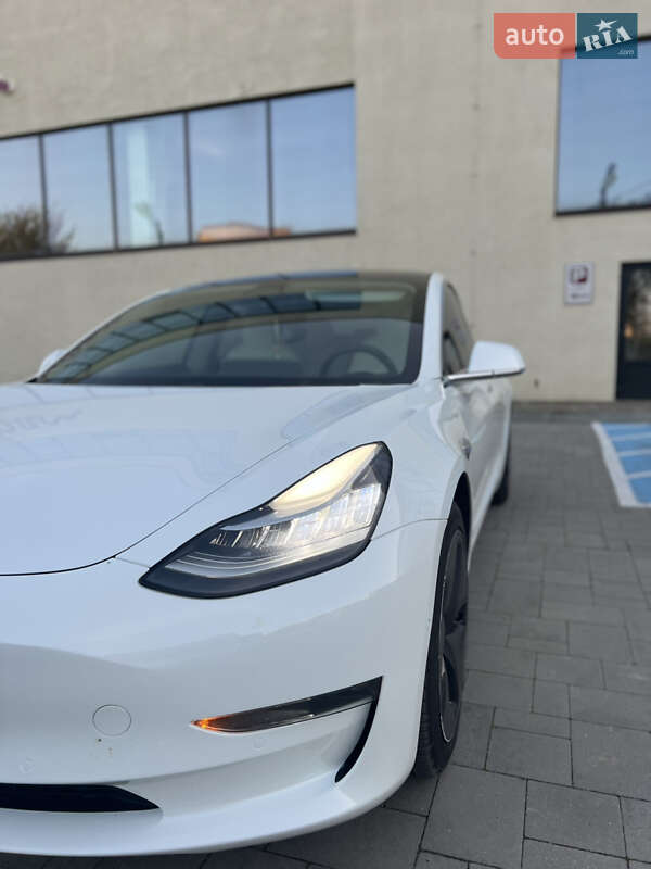 Седан Tesla Model 3 2018 в Стрию