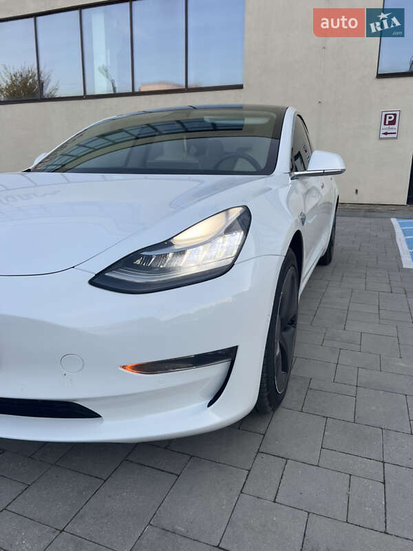 Седан Tesla Model 3 2018 в Стрию