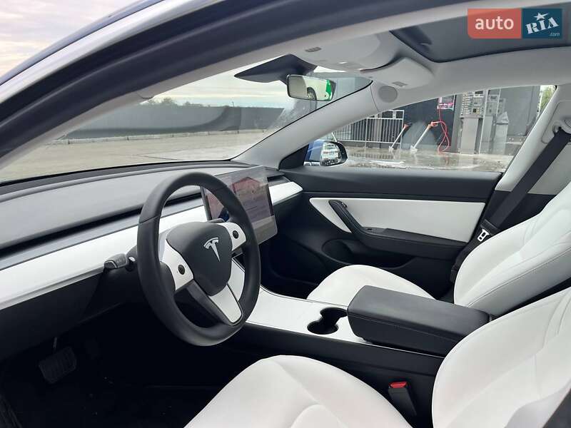 Седан Tesla Model 3 2019 в Львові