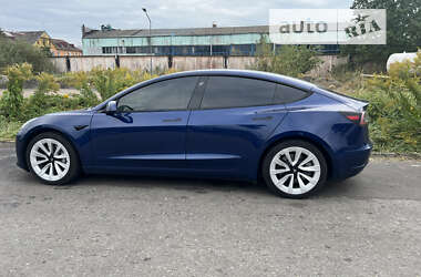 Седан Tesla Model 3 2022 в 
