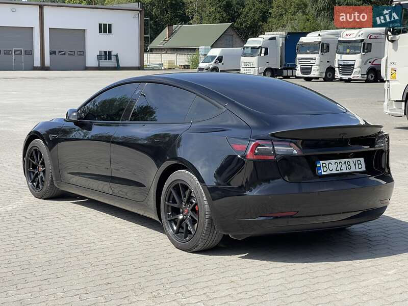 Седан Tesla Model 3 2021 в Львове
