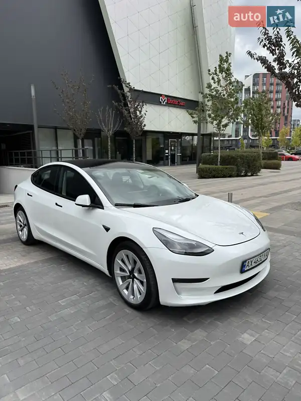 Седан Tesla Model 3 2023 в 
