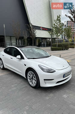 Седан Tesla Model 3 2023 в 