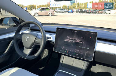 Седан Tesla Model 3 2022 в 