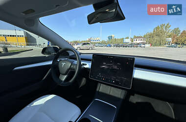 Седан Tesla Model 3 2022 в 