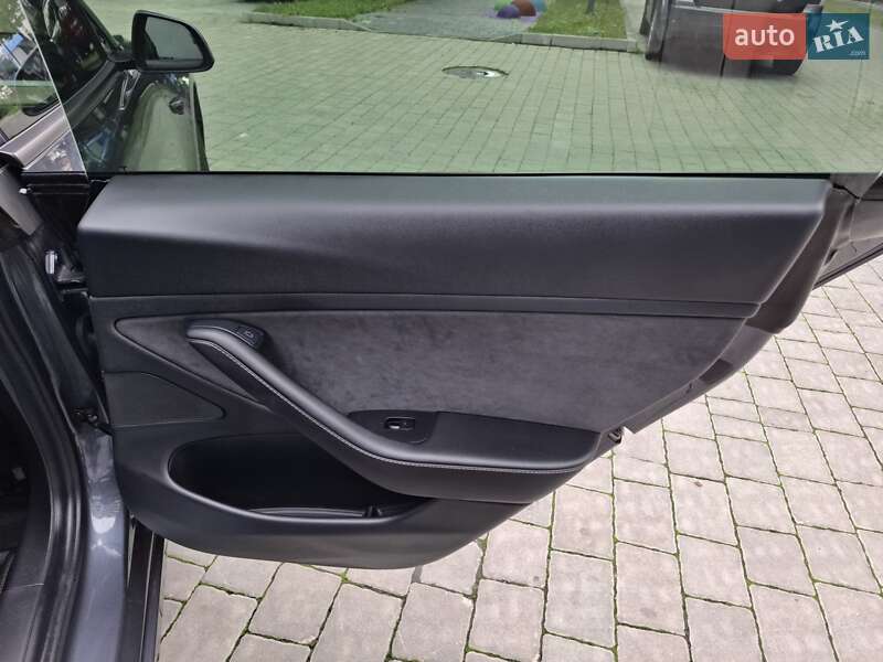 Седан Tesla Model 3 2020 в Івано-Франківську