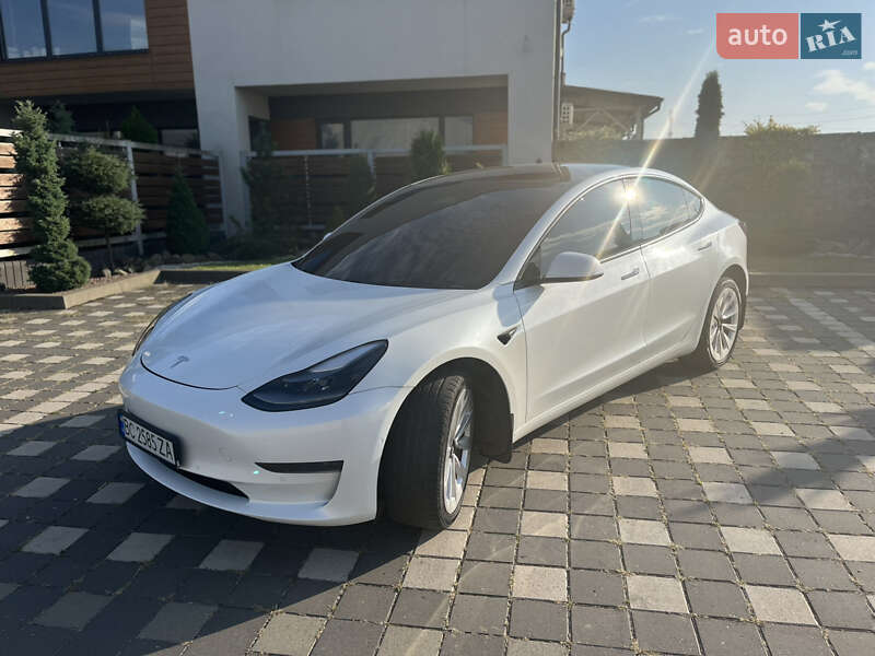 Седан Tesla Model 3 2021 в Стрию