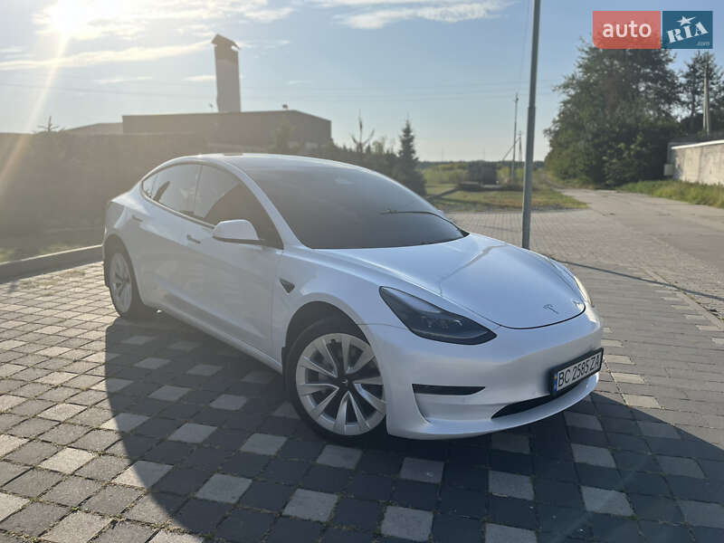 Седан Tesla Model 3 2021 в Стрию