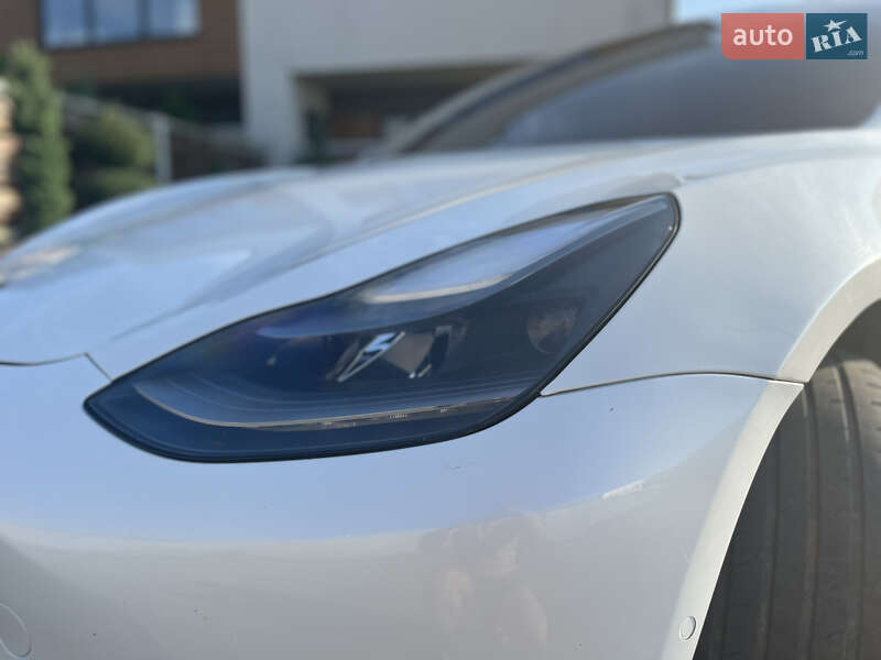 Седан Tesla Model 3 2021 в Стрию