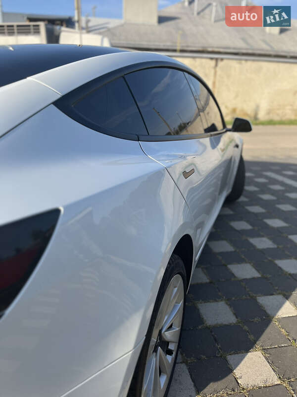 Седан Tesla Model 3 2021 в Стрию