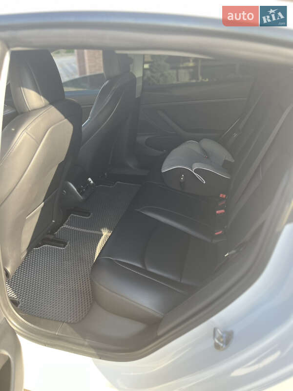 Седан Tesla Model 3 2021 в Стрию
