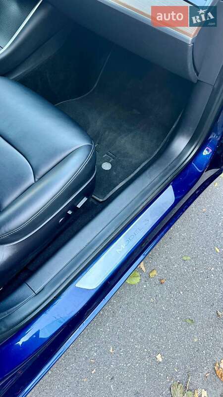 Седан Tesla Model 3 2018 в Львові