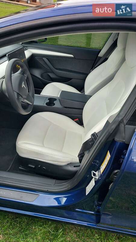Седан Tesla Model 3 2022 в Самборі