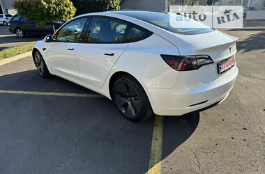 Седан Tesla Model 3 2022 в 