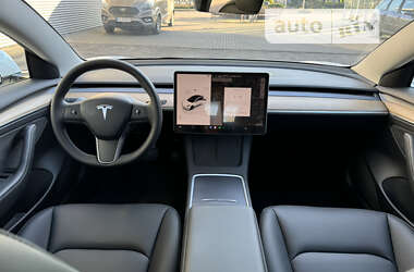 Седан Tesla Model 3 2022 в 